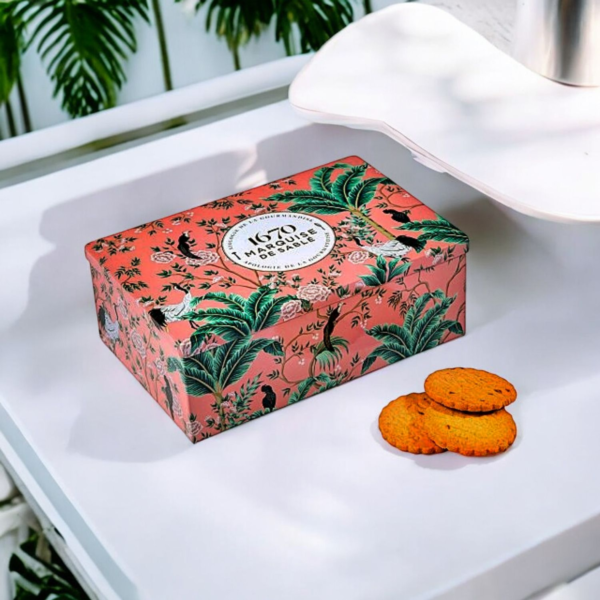 La Sablésienne : Boite métal "La Palmeraie" assortiment Sablés Nature,Caramel Beurre Salé et Abricot 300g – Image 2
